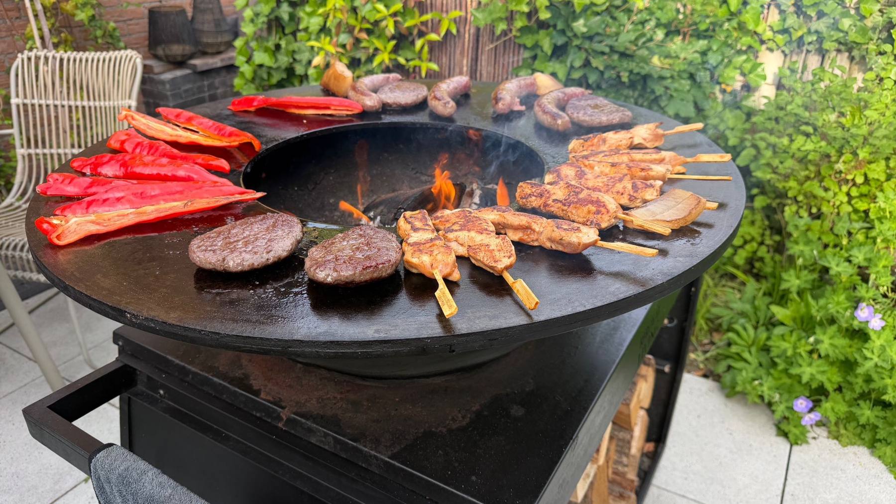 Houtgestookte plancha in bedrijf