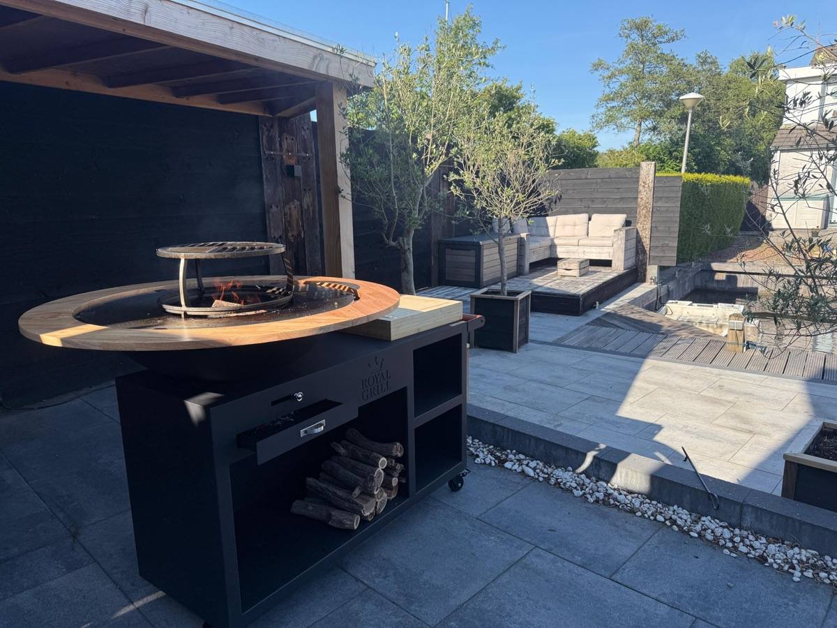 Royal Grill plancha in zwart in de tuin